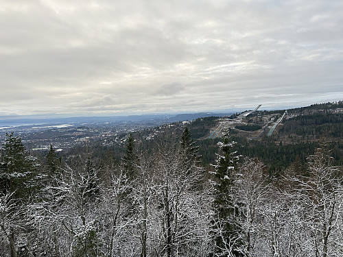 Utsikt mot Holmenkollen fra ryggen sør på Vettakollen