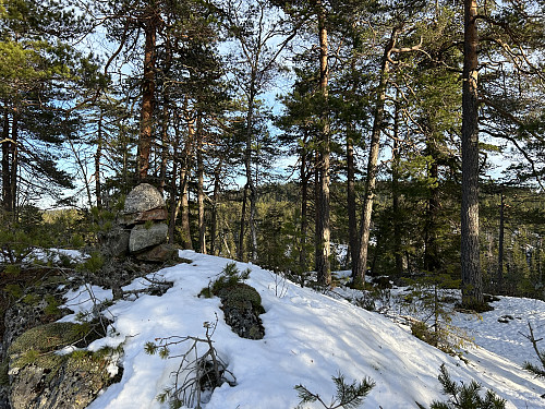 Skarpdunderen i Lørenskog. I bakgrunnen ses Skolemesteren. Dette er to kremtopper i Østmarka!