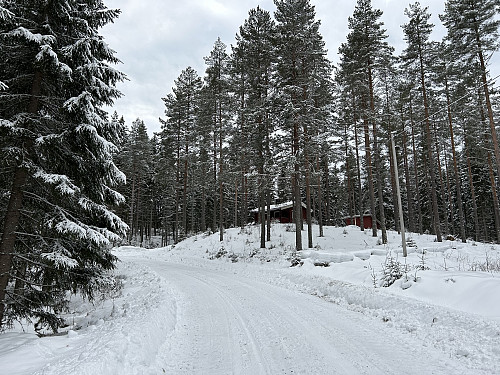 Brøytet vei på vei oppover mot toppen