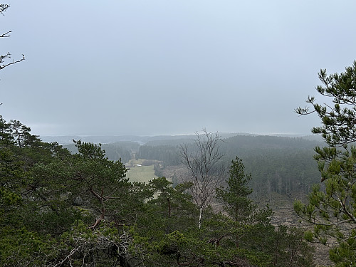 Utsikt sørover fra Karl Johan toppen. Den er nok fin i klarvær:)