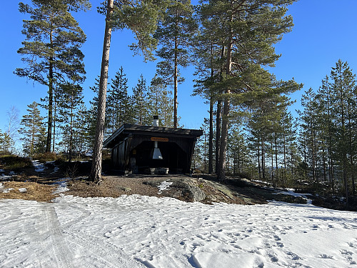 Gapahuken ligger ved snuplassen på Nordre Ravnåsen