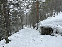 Tydelig sti under snøen på vei opp til den nordlige delen av kollen