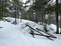 Rester av trigpunkttårn på toppen