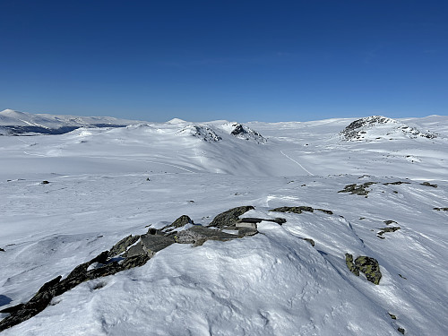 Utsikt mot NV fra Søre Skorutberget. Smuksjøseter ligger nede i dalen mellom Baksidevassberget midt i bildet og Solsidevassberget.