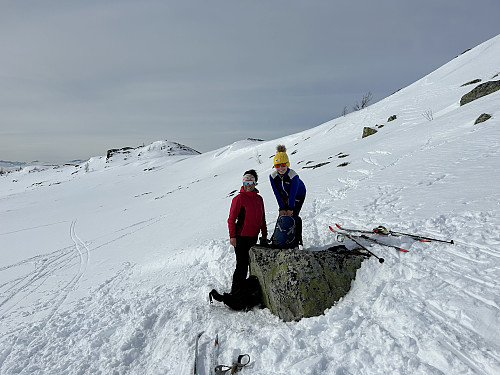 Gjengen tar en rast nedenfor Heimfjellet slik at far kan få seg en topptur:)