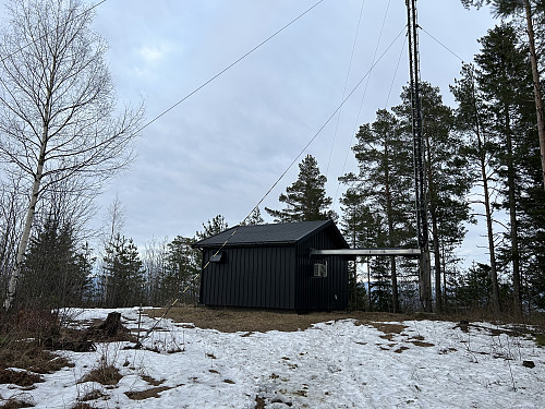En liten antennemast på Røysetoppen
