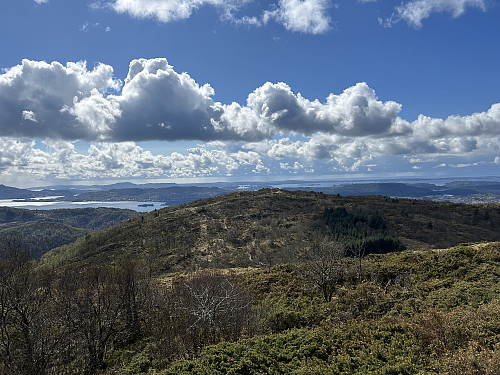 Utsikt fra Tellevikafjellet ned mot Nordgardsfjellet