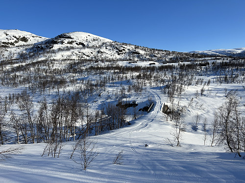 Her har jeg akkurat startet på bakken oppover mot Gurostølfjellet. Hallenuten bak til venstre.