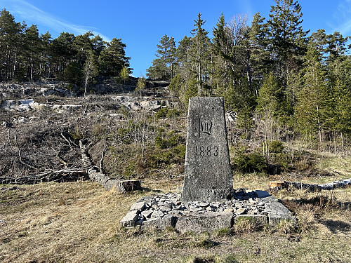 Ved riksrøys DA er det en helt annen type stein. Denne kalles for Oscarssteinen.
