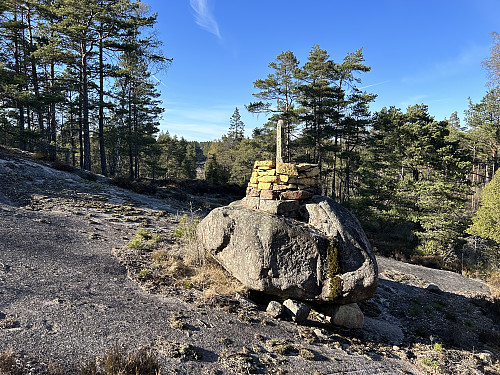 Riksrøys E i Halden/Sverige, Halvarssteinen