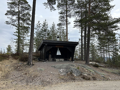 Gapahuken øverst ved snuplassen innbyr til en liten rast:)