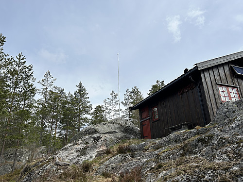 SØ for Bjørnholen. Selve toppunktet er akkurat der hvor flaggstanga er montert. Før kommunesammenslåingen var dette Skedsmo kommunes høyeste punkt