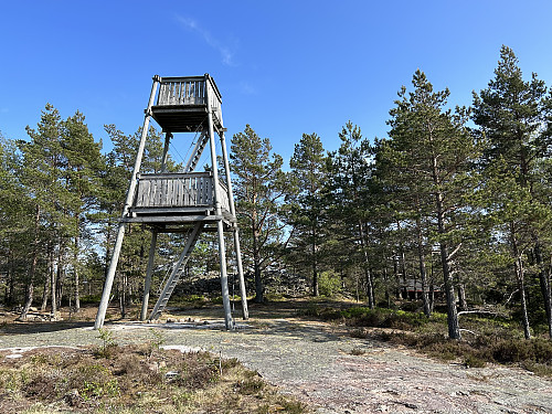 Utsiktstårnet og gravrøysa på Bjørnerødspiggen.