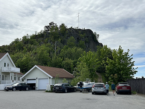 Oseberget sett fra bilveien sør i Larvik sentrum