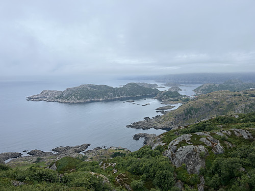 Utsikt mot NV fra toppen retning Dragøya og Vardefjellet 