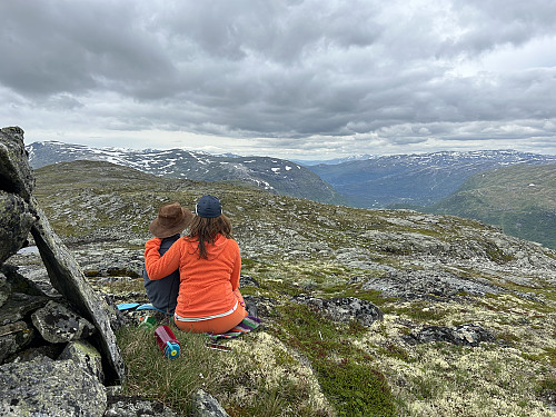 Utsikt vestover fra Hervardseggi Øst. Vesttoppen helt til venstre i bildet.