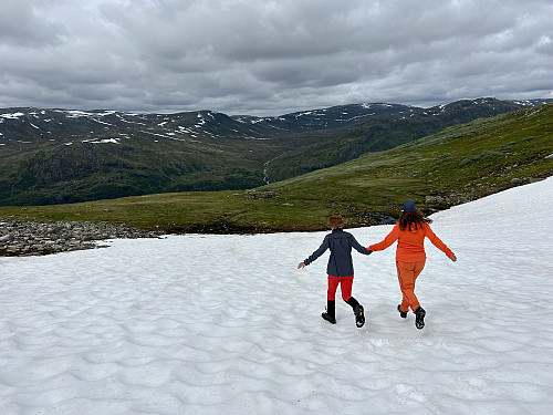 Snøflekkene utnyttes til fulle på vei tilbake igjen.