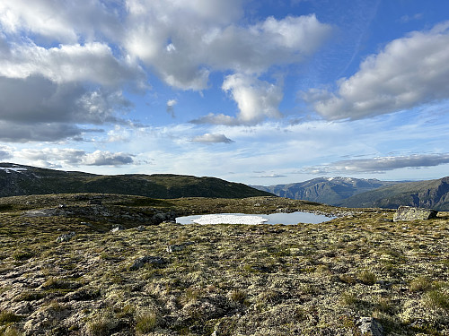 Storaskardshøgdi er stor og flat på toppen med flere jevnhøye humper. Vanskelig å bestemme hvor det høyeste punktet er.