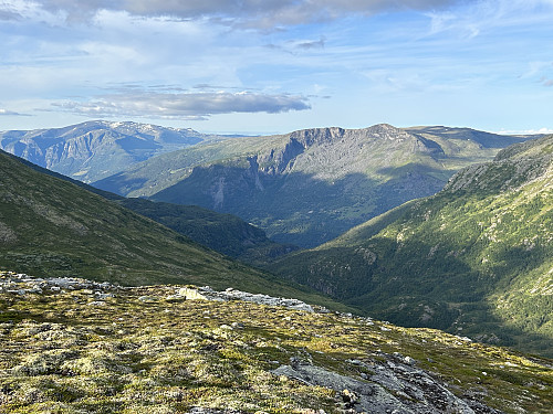 Utsikt fra toppen ned mot Flåmsdalen. Kommunetoppen i Aurland, Blåskavlen, ses helt bakerst til venstre i bildet