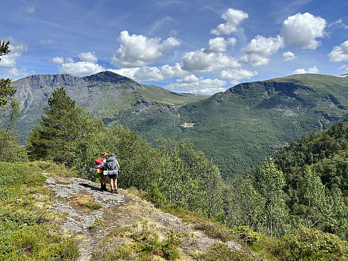 Cecilie og Kristian tar en liten stopp på Reset hvor stien dukker bratt ned i Flåmsdalen