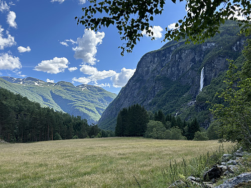 Endelig nede på veien. Her ser vi oppover Flåmsdalen med Rjoandefossen til høyre i bildet