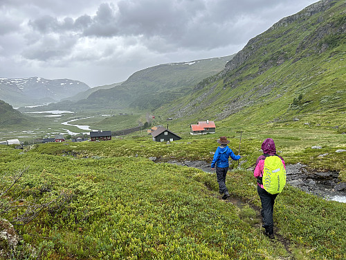 Jeg nådde igjen de andre like ovenfor hyttene.