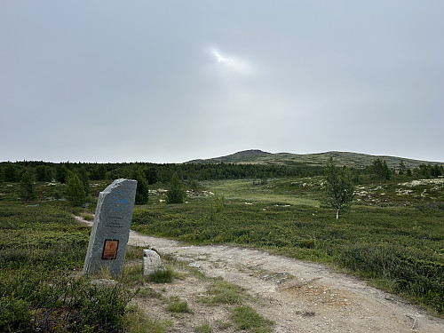 På vei oppover mot Formokampen passerer man Nasjonalparkgrensa