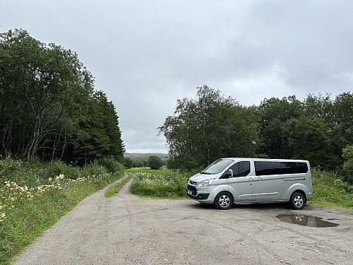 Fin p-plass ved turens start like ved hovedveien.