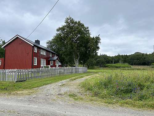 Stien opp til Øyrshatten starter inn denne stikkveien