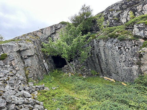 Like ved toppen er det flere spor etter 2.verdenskrig, med skytter- og kanonstillinger og huler i fjellet.
