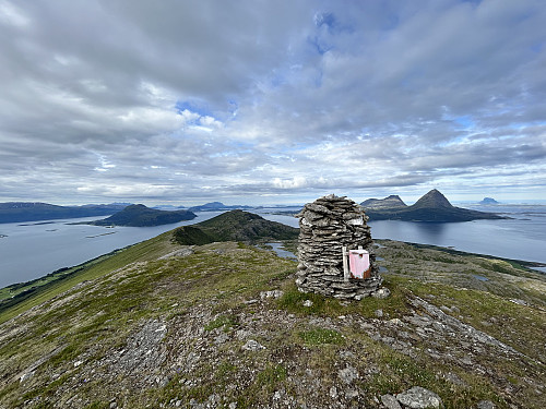 Stokkatinden på Handnesøya i Nesna 599 moh