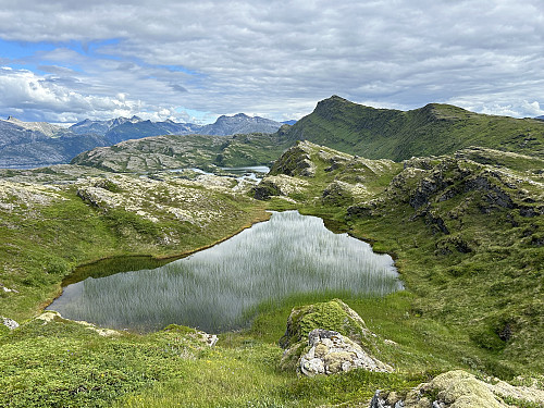 Tilbakeblikk mot Stokkatinden fra oppstigningen mot Handnesfjellet