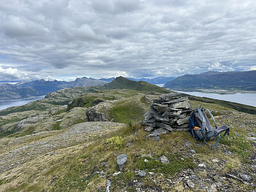 Handnesfjellet 495 moh. Stokkatinden i bakgrunnen.
