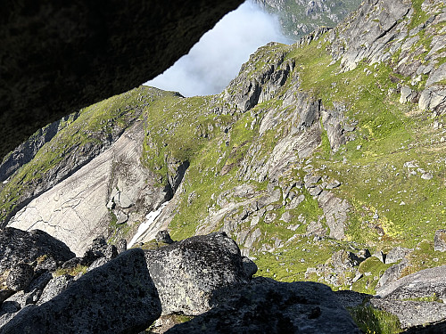 Stilig utsikt underveis i klatringen. Stien langs gresshylla ses nede til høyre i bildet.