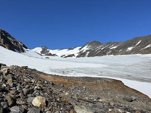 Mange løse steiner på vei opp til fjellryggen fra breen