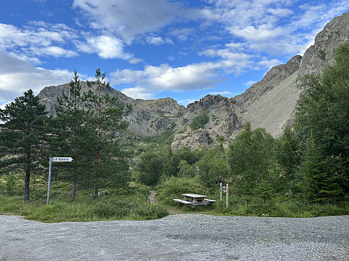 Kalvdalen p-plass er det korteste utgangspunktet for tur til Vattinden