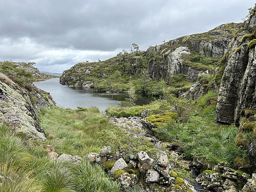 Stien gikk på tvers av skrenter og i kupert terreng langs nordsiden av vannene.