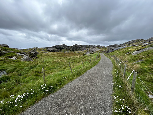 Det er laget til en flott grusvei innover mot Eigerøy fyr
