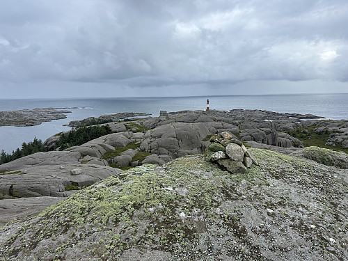 Engjavikfjellet 67 moh med Eigerøy fyr i bakgrunnen