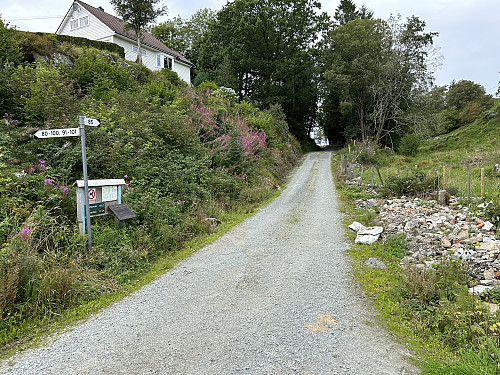 Jeg parkerte i krysset like sør for der hvor turen mot Fuglahammaren starter (bildet).