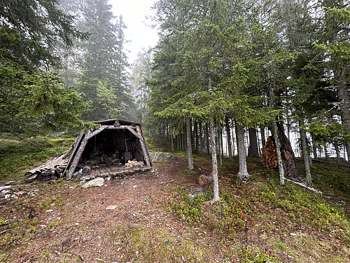Flott gapahuk og bålplass like nedenfor toppen:)
