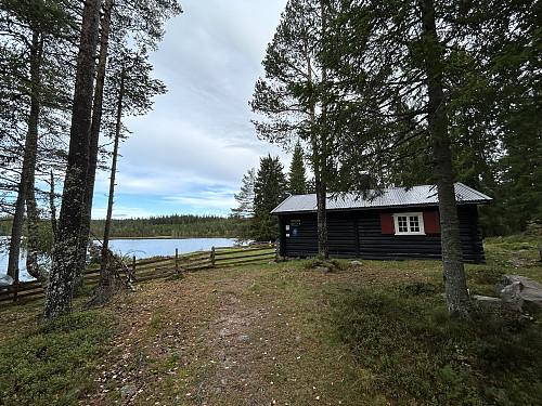 Råbjørnhytta ligger flott til like ved vannet med samme navn