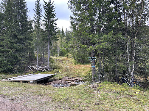 Like vest for Råsjøen går det en blåmerket sti sørover mot dagens turmål.