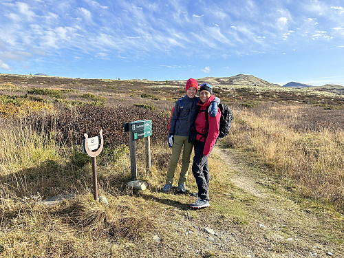 Skiltet og merket løype fra veien inn mot Smuksjøseter.