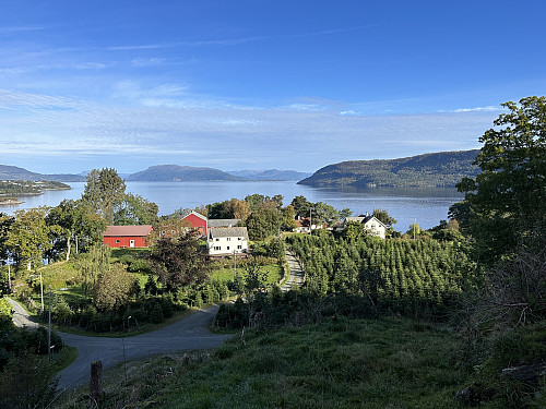 På vei opp langs den blåmerkede stien opp mot toppen