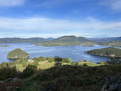 Utsikt mot Randåsen på Randøy fra oppstigningen til Eikefjellet