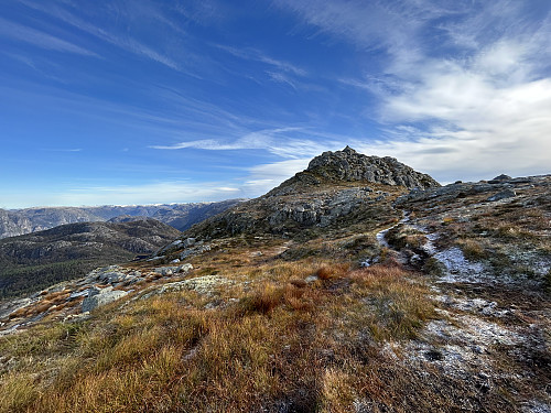 Et lite dryss nysnø har lagt seg på skyggefulle steder