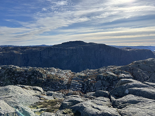 Vinjakula sett fra Helgefjell. Dypt nede i dalen mellom toppene ligger den kjente Gloppedalsura.