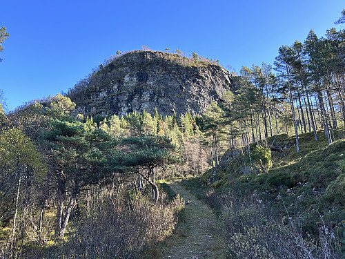 Vel forbi Hagalimyrane starter stigningen. Turen går opp gjennom skaret til høyre for Kollåsen på bildet.