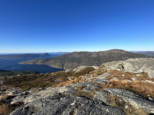 Fra stien nord for Øksnanibba. Bak til venstre ses Ombo mens Gunlanuten ruver opp til høyre.